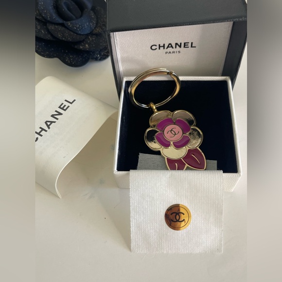 CHANEL CC Logo Camellia Gold Tone Key Ring - Picture 6 of 7